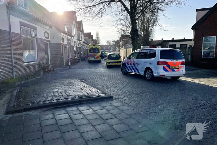 Automobilist botst op paaltje