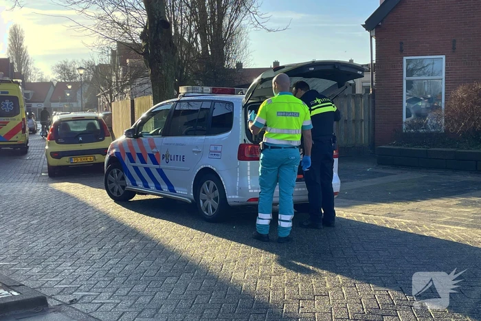 Automobilist botst op paaltje