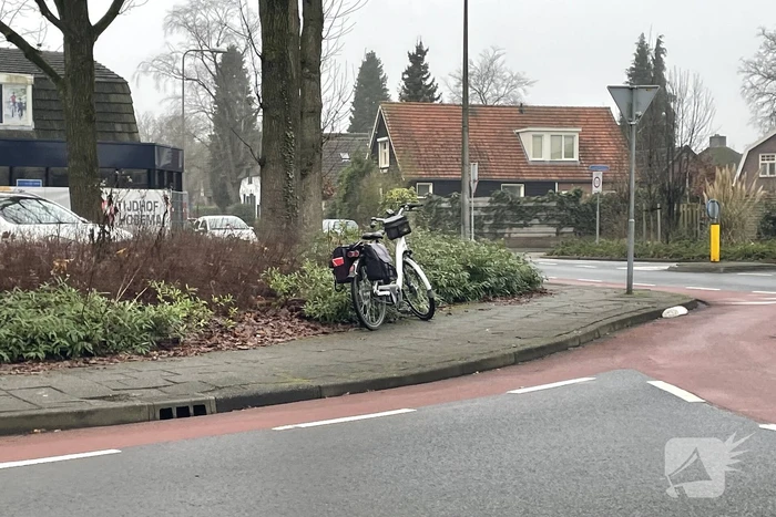 Fietsster aangereden op rotonde