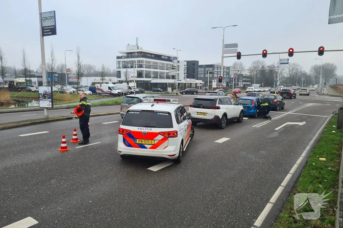 Schade bij kop-staartbotsing voor stoplicht