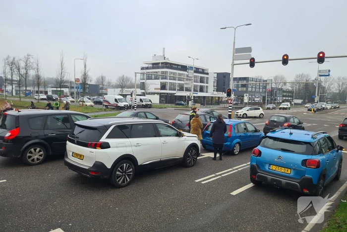 Schade bij kop-staartbotsing voor stoplicht