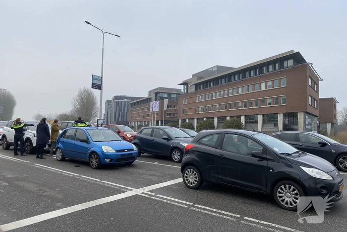 Schade bij kop-staartbotsing voor stoplicht
