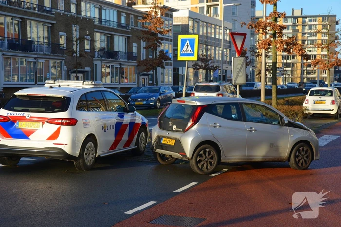 Twee auto's botsen in Vossepark