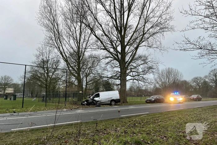 Frontale aanrijding tussen auto en bestelbus