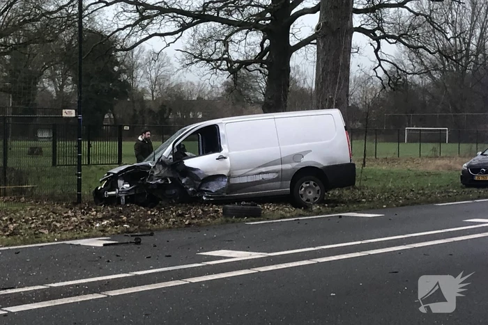 Frontale aanrijding tussen auto en bestelbus