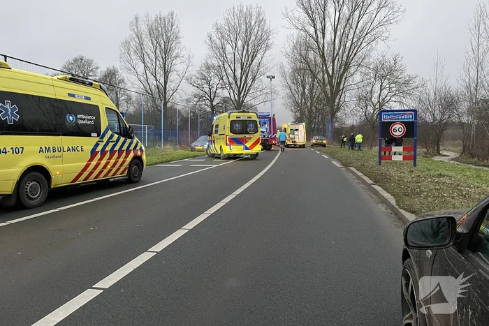 Frontale aanrijding tussen auto en bestelbus