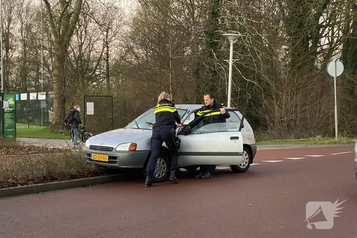 Slingerende automobilist tot stoppen gedwongen