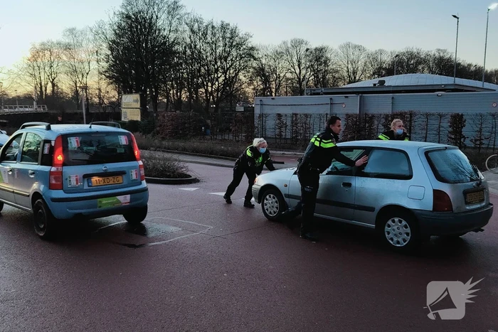 Slingerende automobilist tot stoppen gedwongen