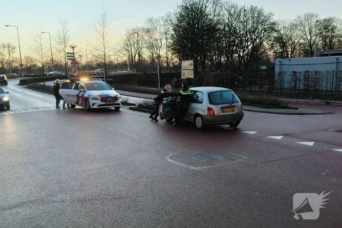 Slingerende automobilist tot stoppen gedwongen