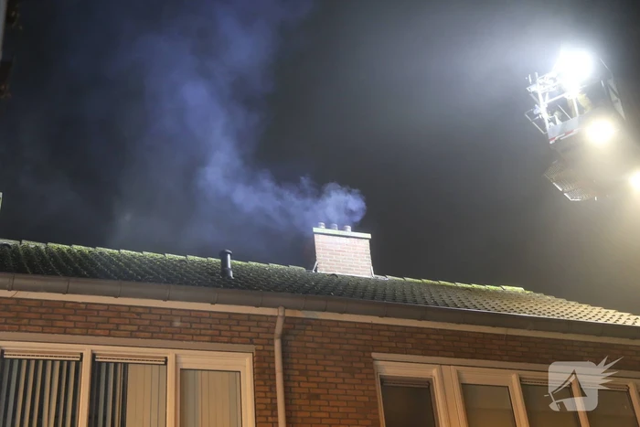 Veel rook bij schoorsteenbrand