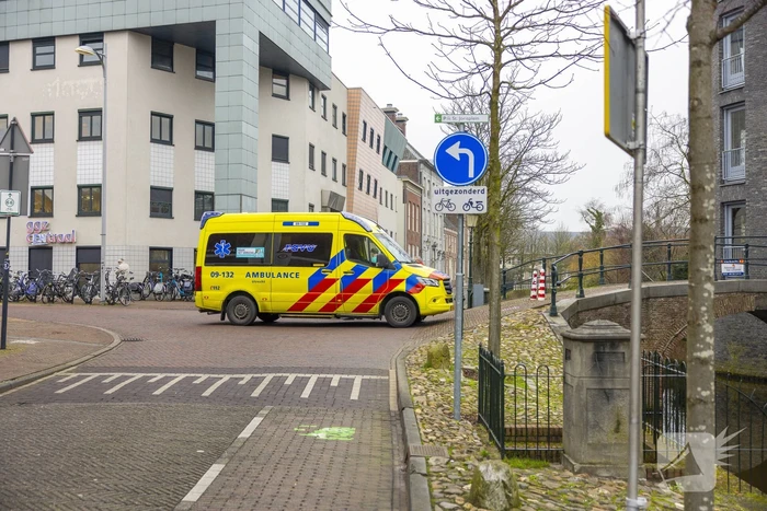 Fietsster slaat over de kop met aangelijnde hond