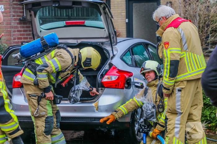Beginnende brand in auto