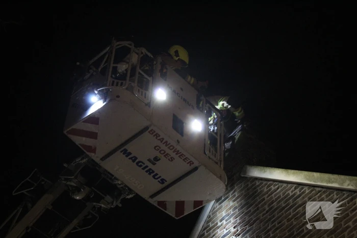 Brandweer veegt schoorsteen na brand