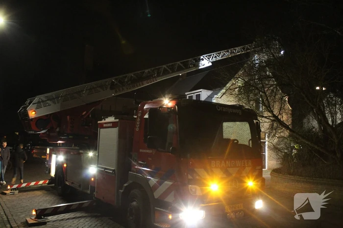 Brandweer veegt schoorsteen na brand