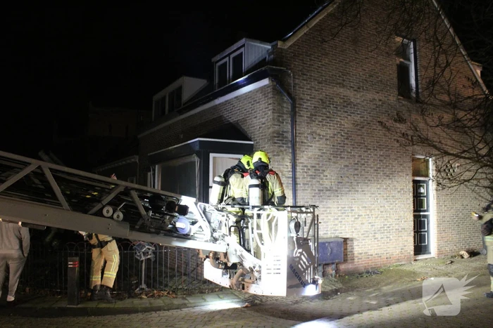 Brandweer veegt schoorsteen na brand