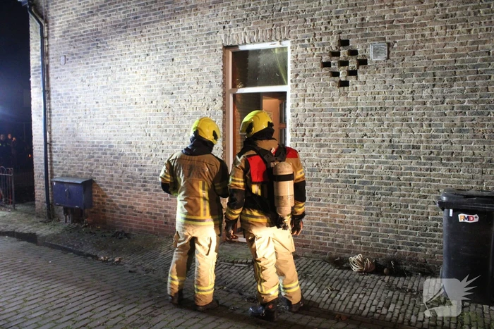 Brandweer veegt schoorsteen na brand