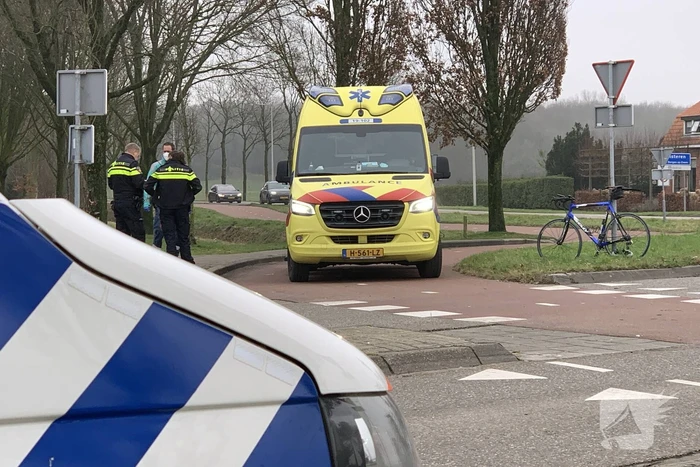 Scooterrijder en wielrenner botsen op rotonde