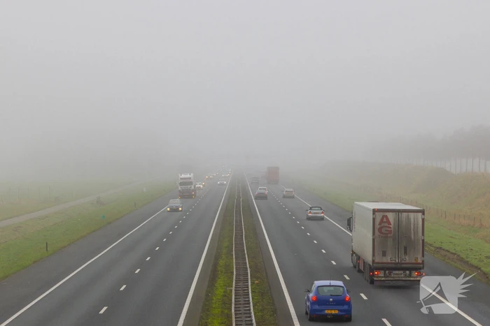 Dichte mist in midden van Nederland