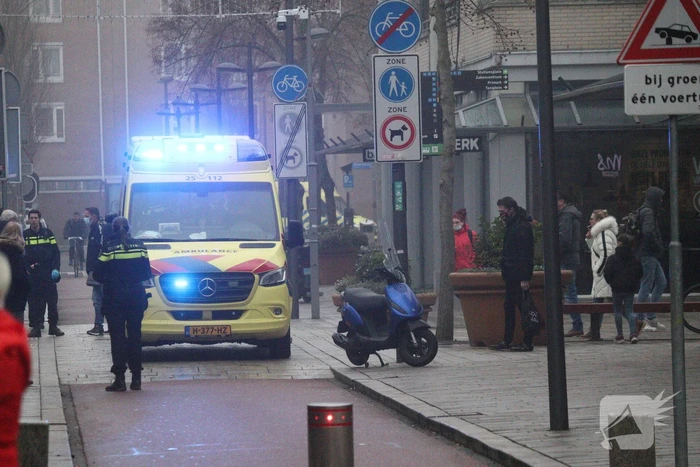 Scooterrijder en voetganger in botsing