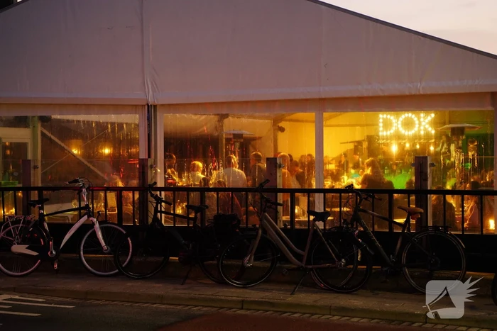 Cafés openen deuren uit protest