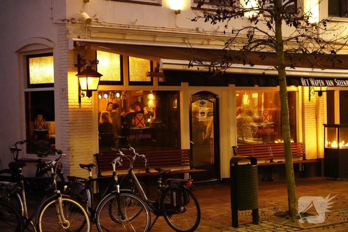 Cafés openen deuren uit protest