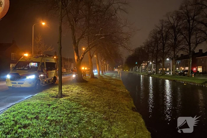 Maaltijdbezorger raakt stoep en komt ten val