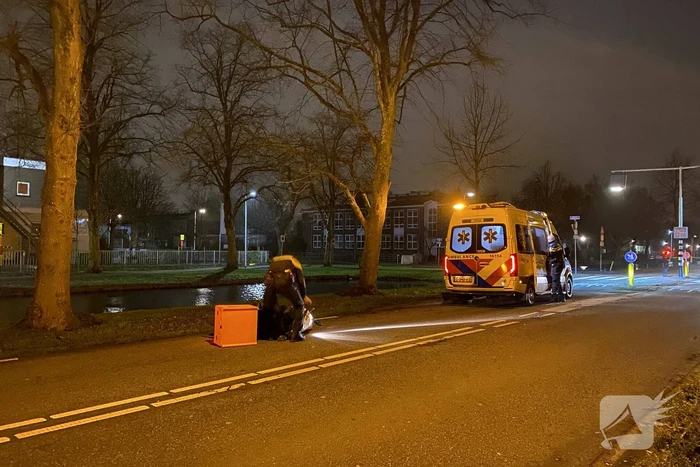 Maaltijdbezorger raakt stoep en komt ten val