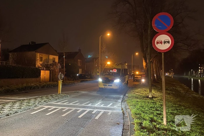 Maaltijdbezorger raakt stoep en komt ten val