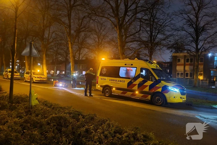 Maaltijdbezorger raakt stoep en komt ten val
