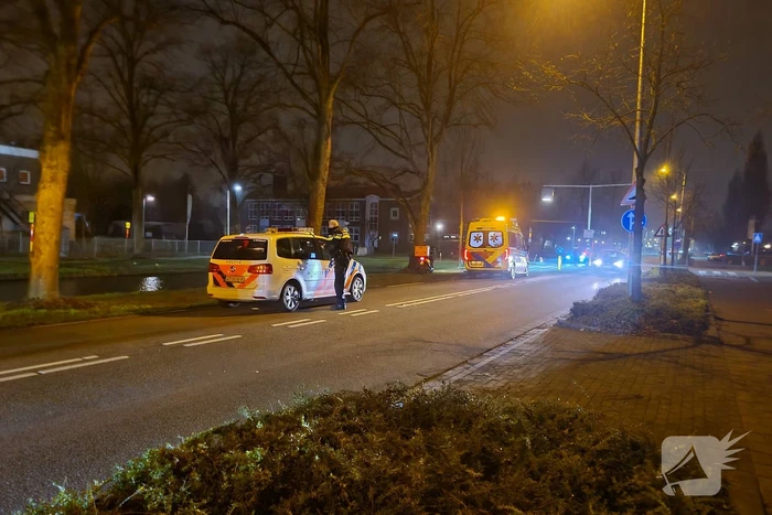 Maaltijdbezorger raakt stoep en komt ten val