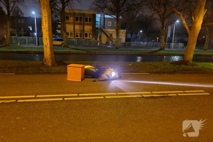Maaltijdbezorger raakt stoep en komt ten val
