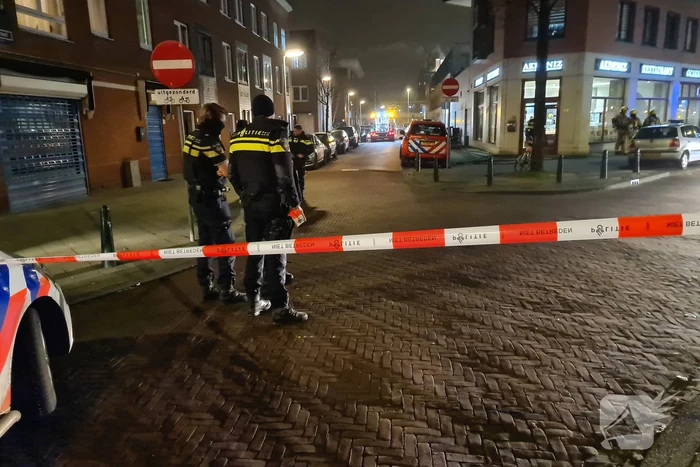 Brandweer blust brand in schoorsteen van gebouw