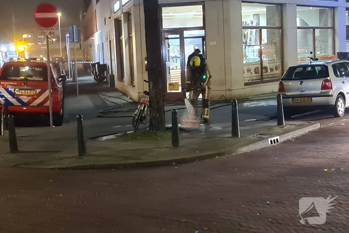 Brandweer blust brand in schoorsteen van gebouw