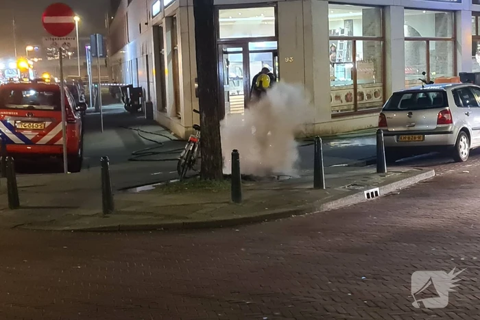 Brandweer blust brand in schoorsteen van gebouw