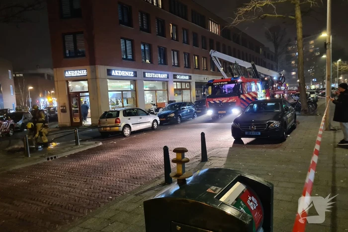 Brandweer blust brand in schoorsteen van gebouw