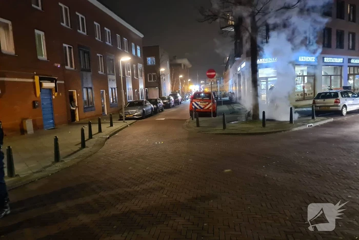 Brandweer blust brand in schoorsteen van gebouw