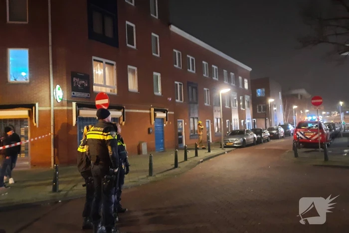 Brandweer blust brand in schoorsteen van gebouw