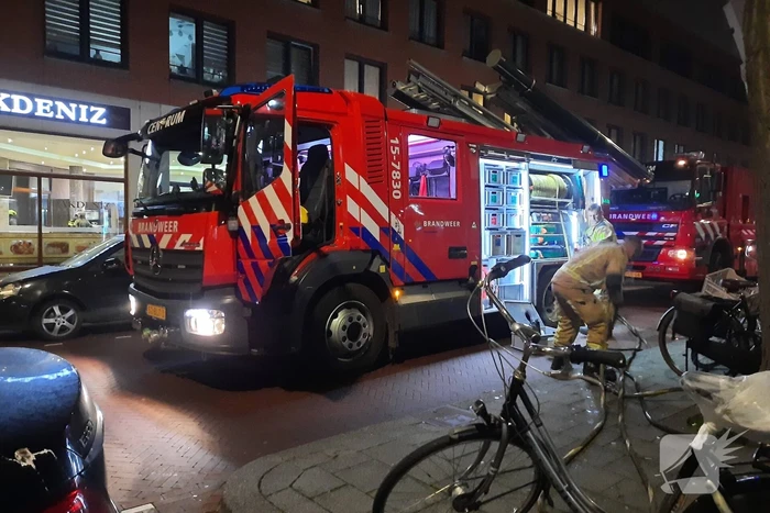 Brandweer blust brand in schoorsteen van gebouw