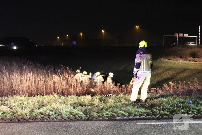 Personenauto belandt van de weg