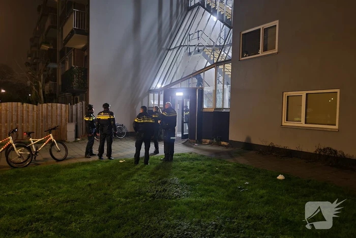 Vuurwerk in brievenbus zorgt voor rookontwikkeling in flatportiek