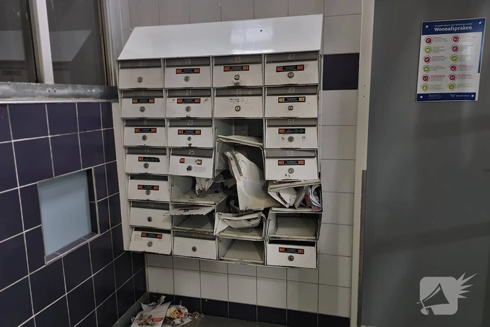 Vuurwerk in brievenbus zorgt voor rookontwikkeling in flatportiek