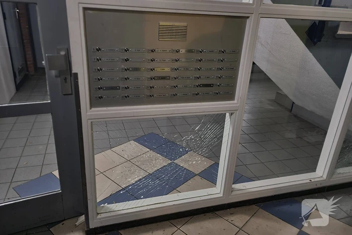 Vuurwerk in brievenbus zorgt voor rookontwikkeling in flatportiek