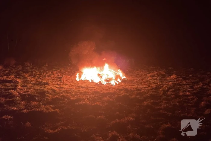 Brandweer blust brandende hoop afval