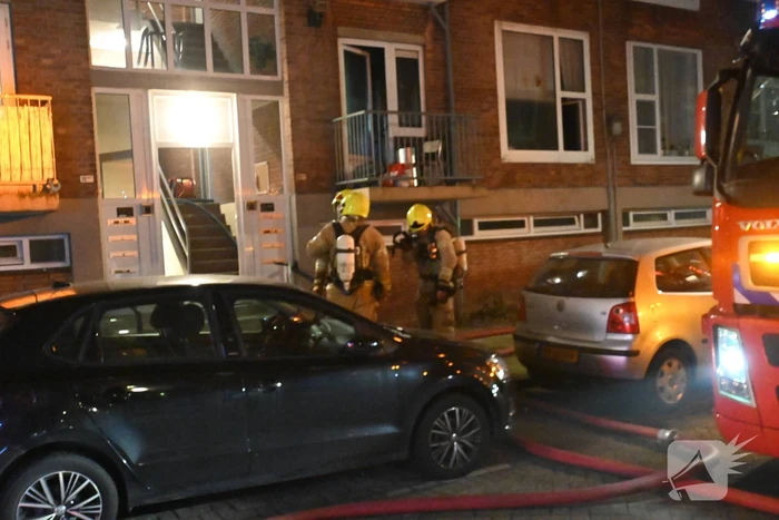 Man gewond bij woningbrand, parkiet overleden