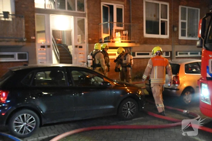 Man gewond bij woningbrand, parkiet overleden