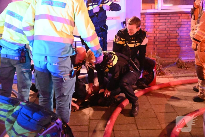 Man gewond bij woningbrand, parkiet overleden