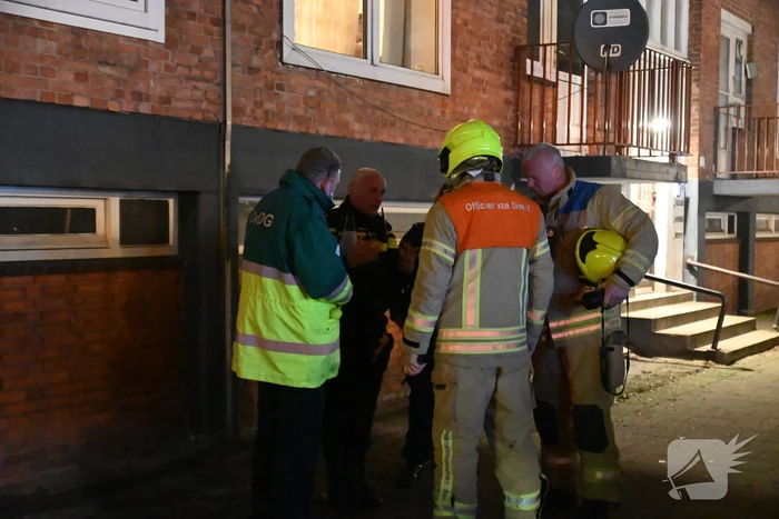 Man gewond bij woningbrand, parkiet overleden