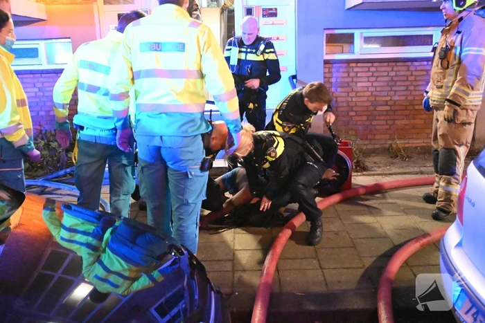 Man gewond bij woningbrand, parkiet overleden