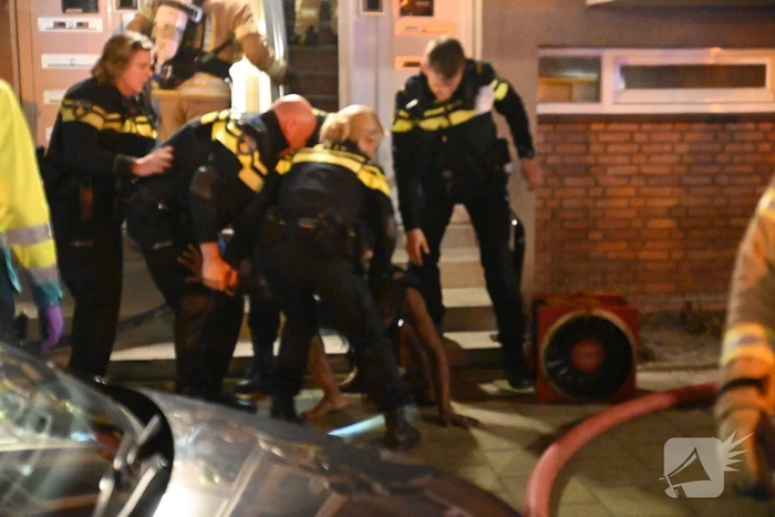 Man gewond bij woningbrand, parkiet overleden