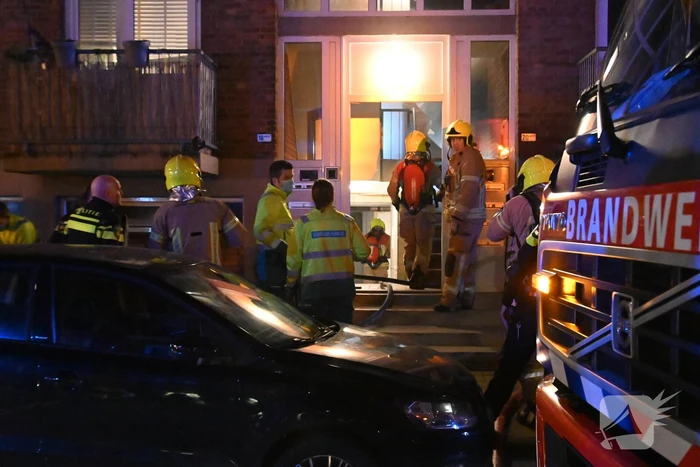 Man gewond bij woningbrand, parkiet overleden
